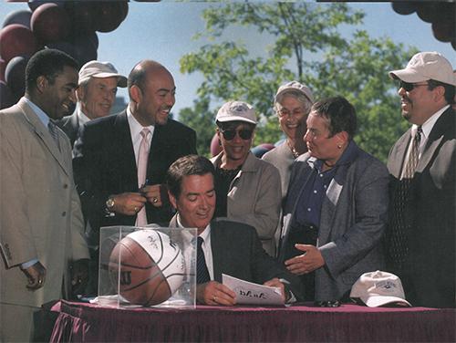 诺伯特·查韦斯代表签署丹佛州立大学的独立文件