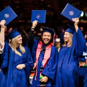 三名毕业生在毕业典礼上举起文凭微笑的Instagram图片